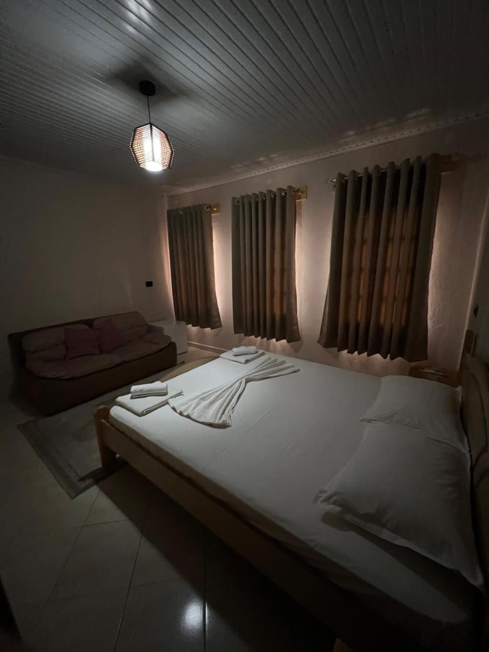 Guest House Lion Берат Екстер'єр фото